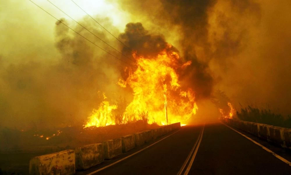Εκτεταμένες αναζωπυρώσεις σε όλο το μέτωπο της φωτιάς στη Ρόδο